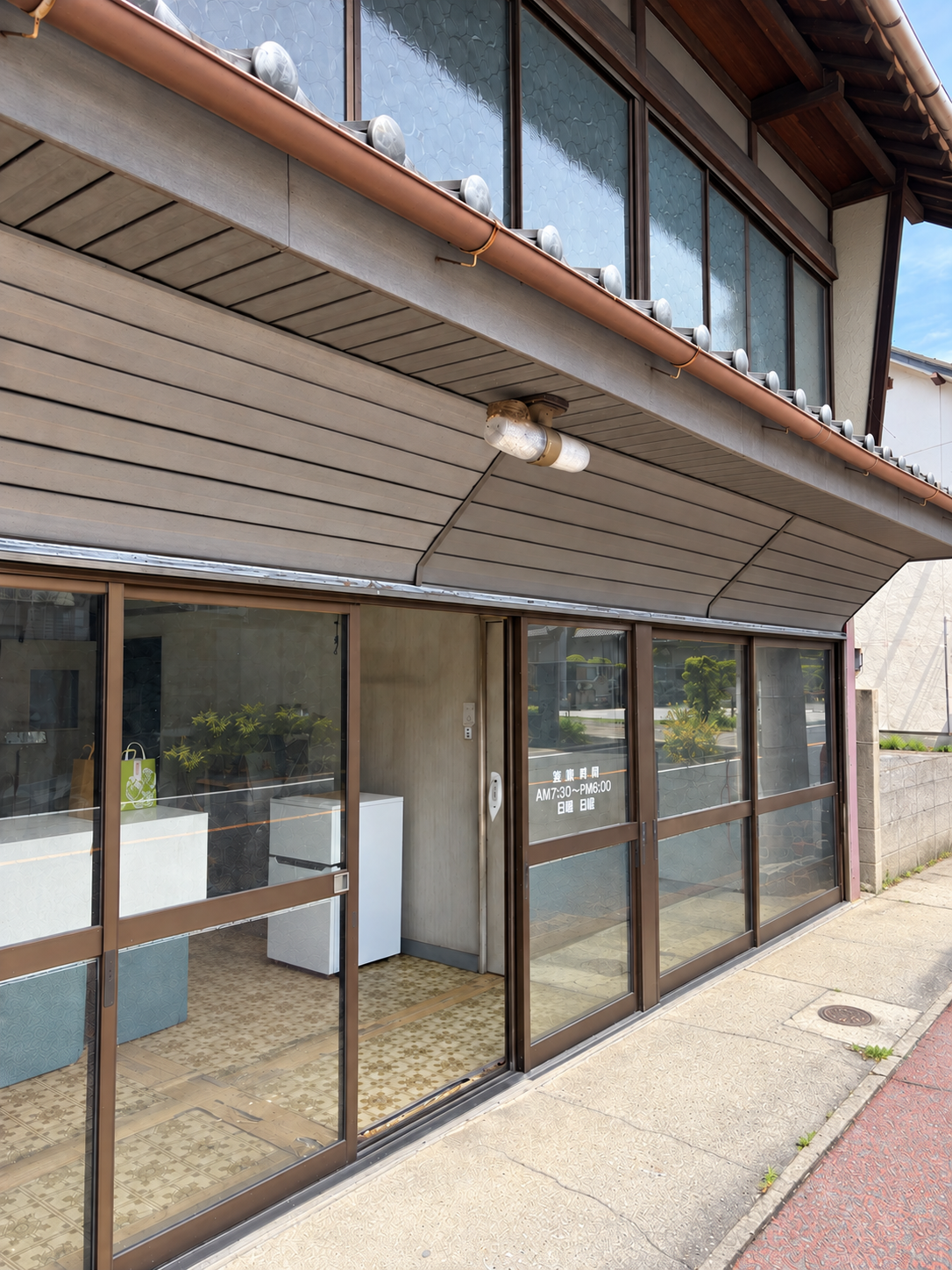 皐月屋伏見宿の古民家を斜めから見た外観。人物、旧店名等の除去と外観調整を行った加工画像。