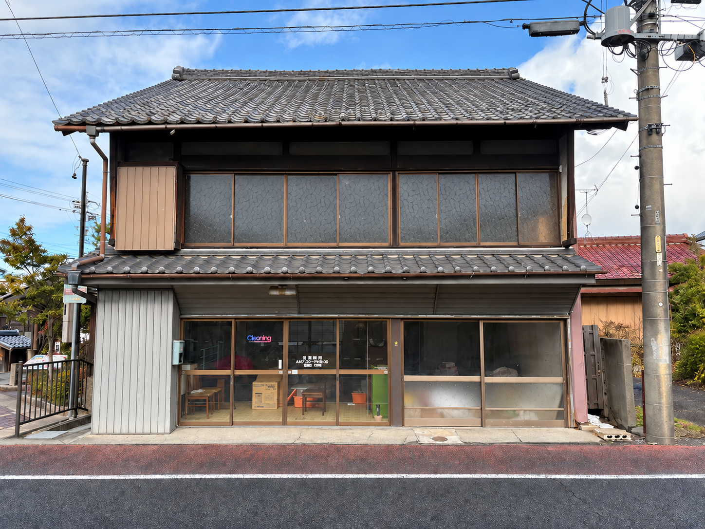 皐月屋伏見宿が開業準備を進める古民家の正面。車と旧看板の除去、外観調整を行った加工画像。